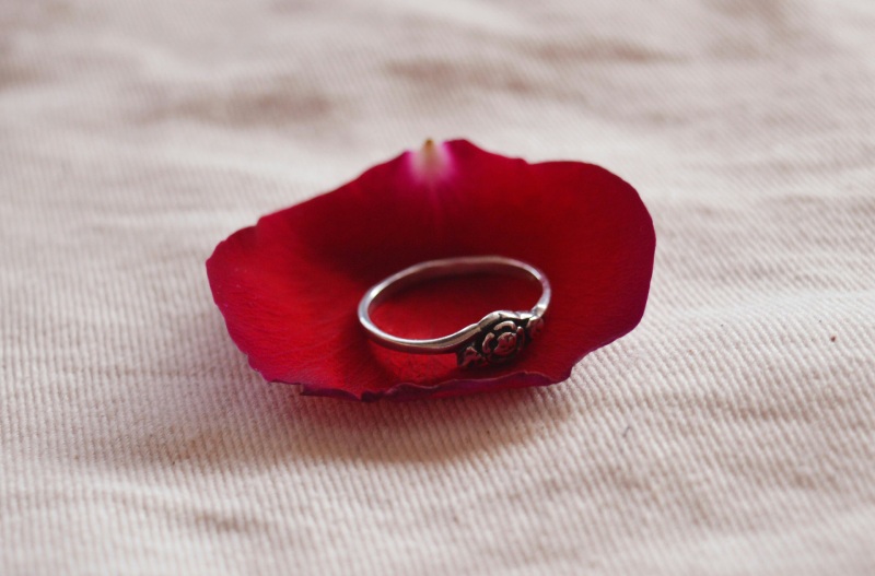 Срібні каблучки – прикраси, що додають образам шарму