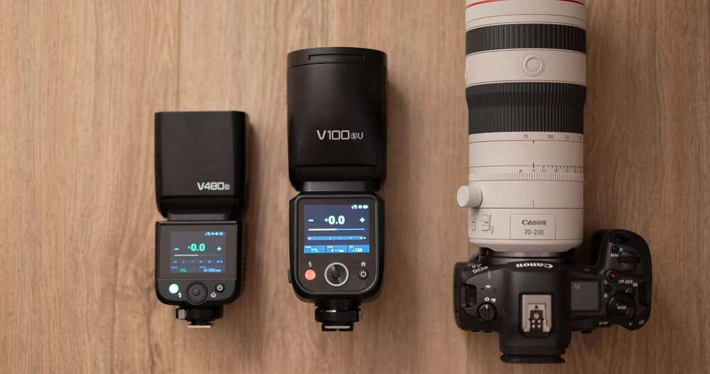 Порівняння розмірів флагмана Godox V100s та компактного класичного спалаху V480