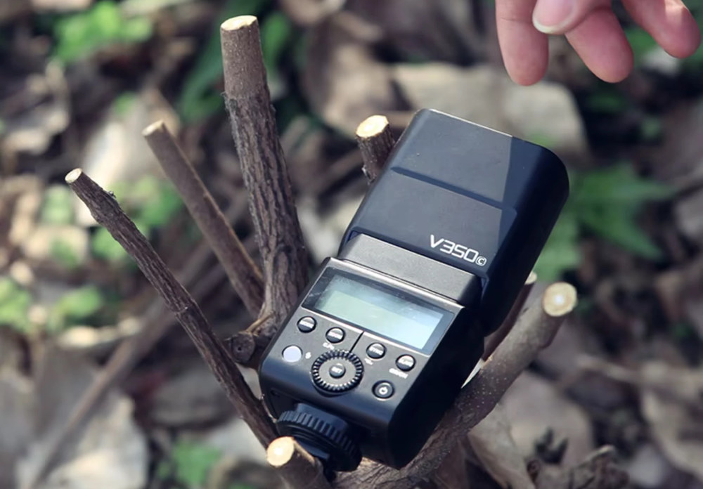 Компактний спалах Godox V350 ідеально підходить для легких бездзеркальних камер